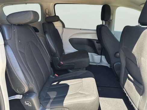 Used 2017 Chrysler Pacifica Touring Plus w/ Tire & Wheel Group FWD image 21