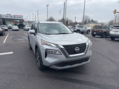 Used 2023 Nissan Rogue SV image 2