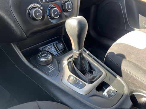 Used 2017 Jeep Cherokee Sport image 21