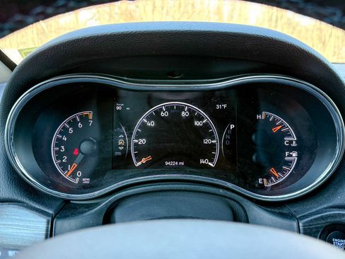 Used 2019 Jeep Grand Cherokee Laredo image 40