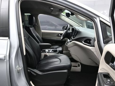 Certified 2024 Chrysler Pacifica Touring-L FWD image 26