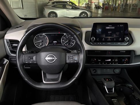 Used 2025 Nissan Rogue SV FWD image 14