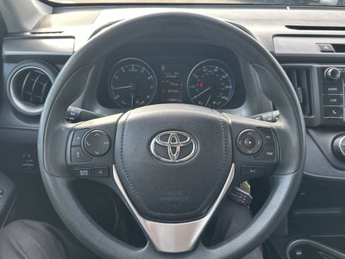 Used 2018 Toyota RAV4 LE image 19