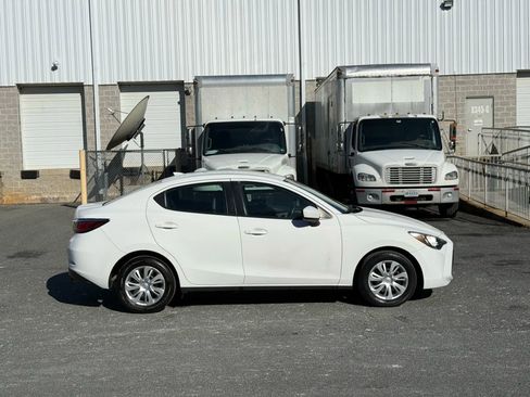 Used 2019 Toyota Yaris L image 13