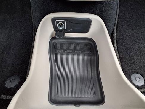 Used 2022 Chrysler Voyager LX image 29