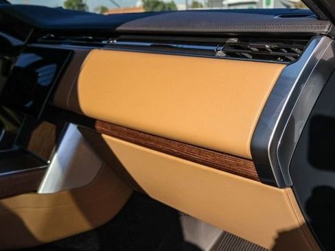 New 2025 Land Rover Range Rover Long Wheelbase SE image 18