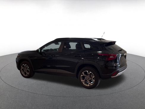 Used 2025 Chevrolet Trax LT w/ LT Convenience Package image 10