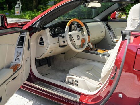 Used 2006 Cadillac XLR RWD image 29
