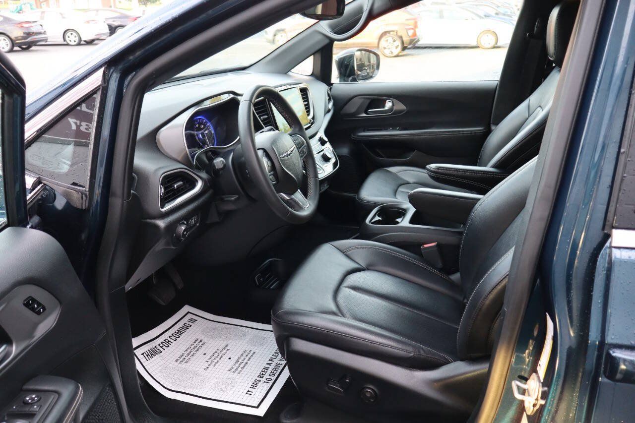 Used 2025 Chrysler Pacifica Select FWD image 6