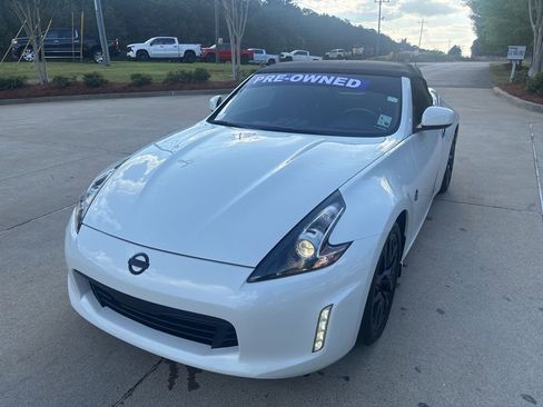 Used 2019 Nissan 370Z Touring RWD image 18