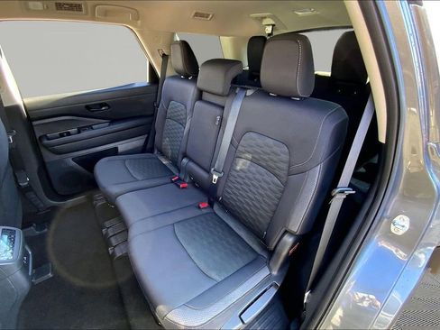 Used 2024 Nissan Pathfinder SV image 16