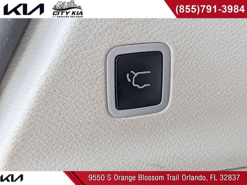 Used 2022 Chrysler Pacifica Touring-L w/ Uconnect Theater Family Group FWD image 15