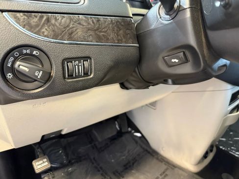Used 2014 Chrysler Town & Country Touring-L w/ Driver Convenience Group image 11