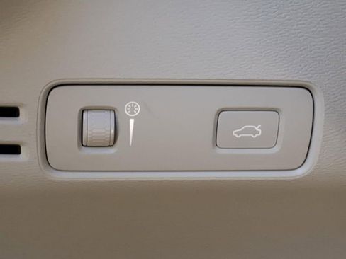 Used 2019 Volvo XC40 T4 Momentum FWD image 31