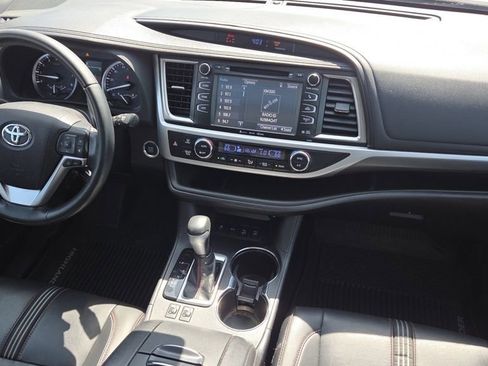 Used 2019 Toyota Highlander SE AWD/4WD image 16