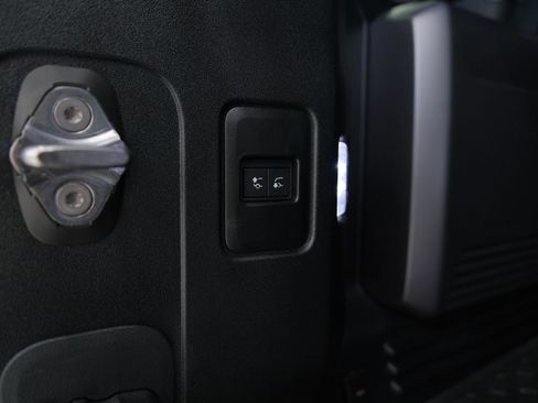 Used 2023 Land Rover Defender 110 V8 AWD/4WD image 45