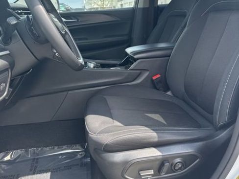 Used 2023 Jeep Grand Cherokee Laredo AWD/4WD image 39