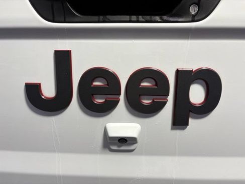 Used 2024 Jeep Gladiator Rubicon w/ Convenience Group AWD/4WD image 9