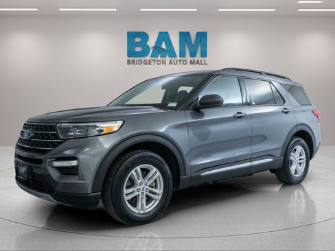 Used 2023 Ford Explorer XLT w/ Equipment Group 202A AWD/4WD image 3