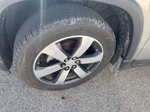 Used 2019 Chevrolet Traverse LT w/ LT Premium Package AWD/4WD image 11