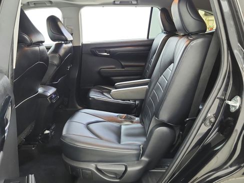 Used 2022 Toyota Highlander XLE AWD/4WD image 28