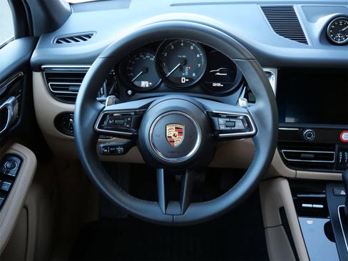 Used 2025 Porsche Macan image 9