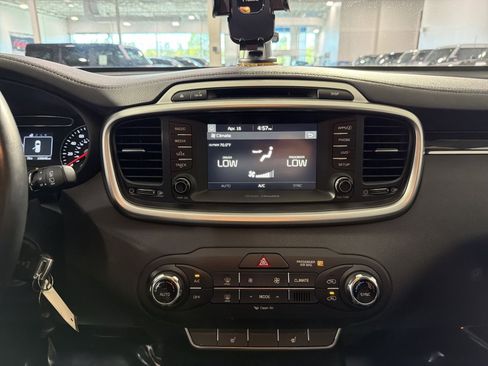 Used 2017 Kia Sorento LX w/ LX Convenience Package image 29