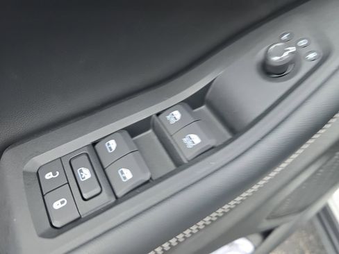 Used 2025 Jeep Grand Cherokee L Limited w/ Black Appearance Package image 17