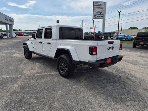 Used 2025 Jeep Gladiator Sport AWD/4WD image 5