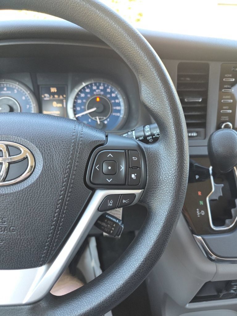 Certified 2018 Toyota Sienna LE FWD image 23