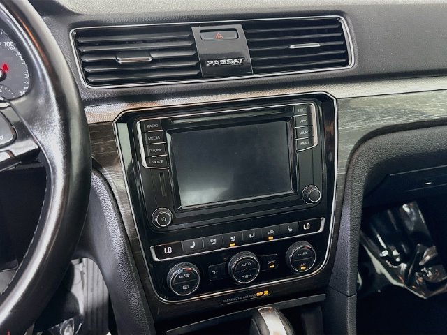 Used 2018 Volkswagen Passat 2.0T SE FWD image 17