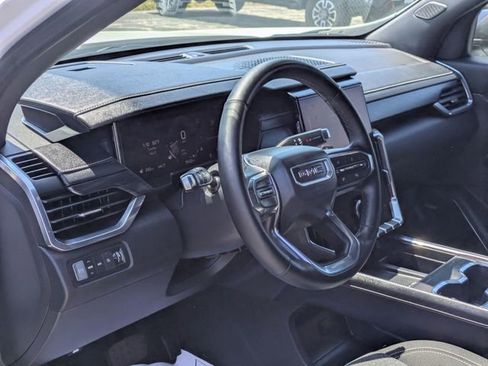 Certified 2025 GMC Acadia Elevation AWD/4WD image 13