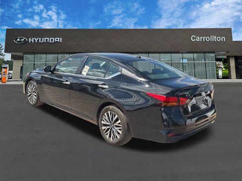 Used 2025 Nissan Altima 2.5 SV FWD image 7