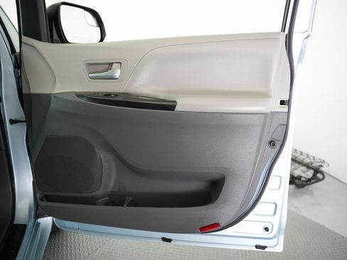 Used 2015 Toyota Sienna LE image 53