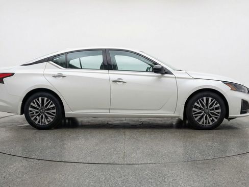 Used 2025 Nissan Altima 2.5 SV image 11