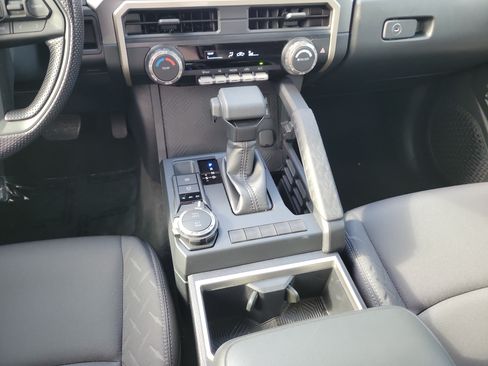 Certified 2025 Toyota Tacoma SR5 AWD/4WD image 18