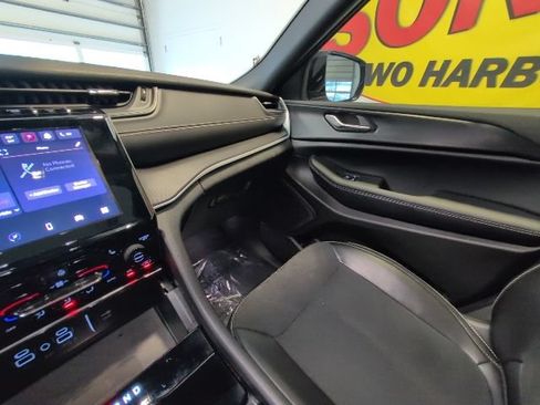 Used 2025 Jeep Grand Cherokee Altitude AWD/4WD image 29