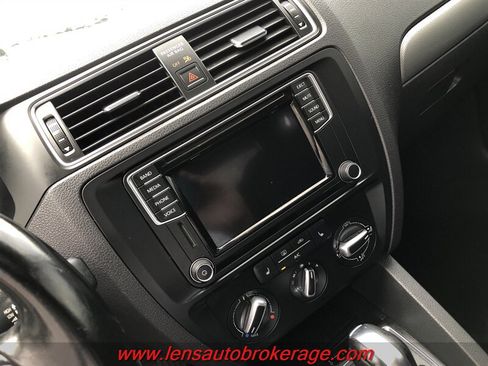 Used 2017 Volkswagen Jetta SE FWD image 13