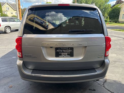 Used 2017 Dodge Grand Caravan SXT FWD image 4