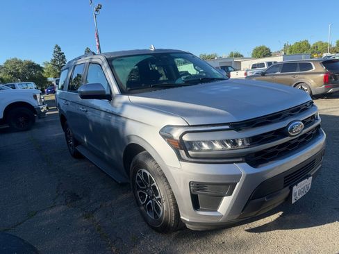 Used 2024 Ford Expedition XLT image 7