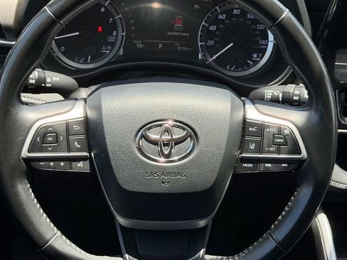 Used 2023 Toyota Highlander LE FWD image 14