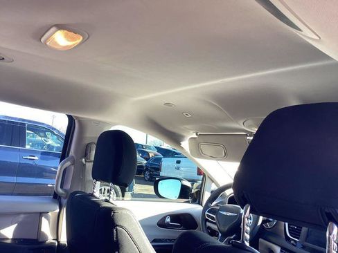 Used 2018 Chrysler Pacifica L image 13