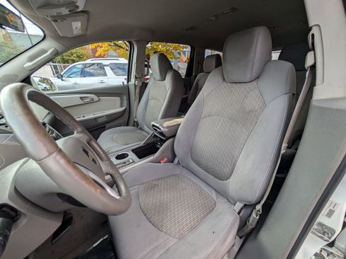 Used 2011 Chevrolet Traverse LT image 16