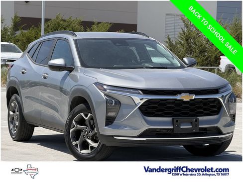 Used 2025 Chevrolet Trax LT w/ LT Convenience Package FWD image 2