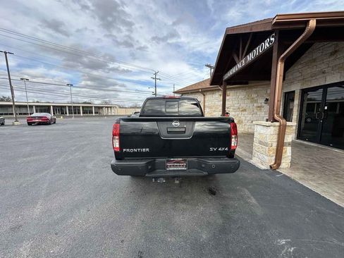 Used 2020 Nissan Frontier SV image 3