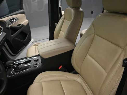 Used 2022 Chevrolet Traverse LS FWD image 15