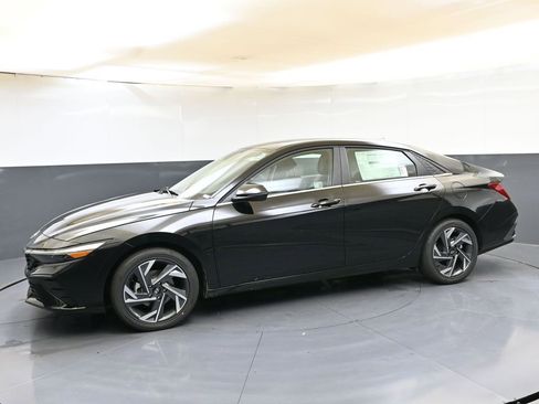 Used 2025 Hyundai Elantra Limited FWD image 2