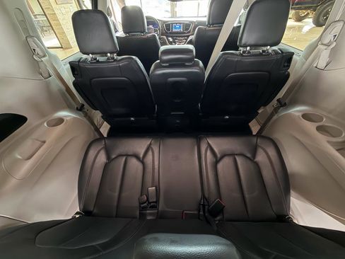 Used 2019 Chrysler Pacifica Touring-L FWD image 28