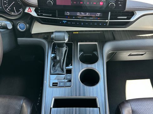 Used 2021 Toyota Sienna Platinum FWD image 36