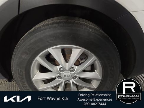 Used 2017 Kia Sorento LX w/ LX Convenience Package image 12